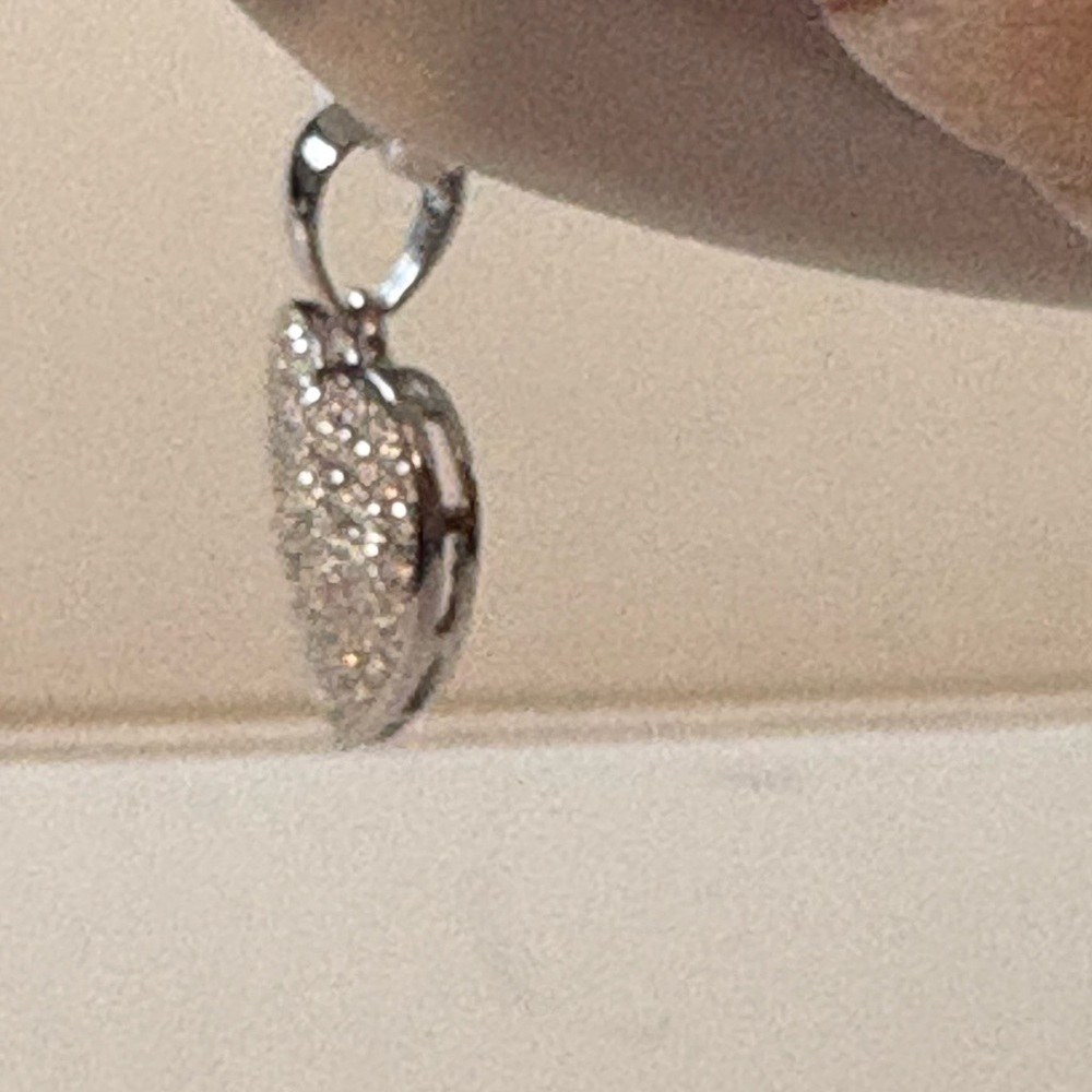 Elegant Silver Heart Pendant Necklace - Picture 5 of 7